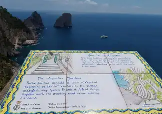 Capri und Anacapri: Bootstour + Hin- und Rückfahrt mit dem Tragflächenboot von Sorrento, Capri, Italien. Capri und Anacapri: Bootstour + Hin- und Rückfahrt mit dem Tragflächenboot von Sorrento, Capri, Italien.