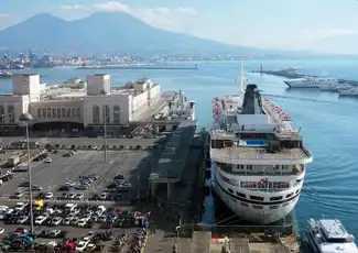 Neapel: Transfer vom Flughafen Capodichino zum Stadtzentrum, Neapel, Italien. Neapel: Transfer vom Flughafen Capodichino zum Stadtzentrum, Neapel, Italien.