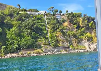 Ischia: Tägliche Bootsfahrt mit Mittagessen und Getränken, Neapel, Italien. Ischia: Tägliche Bootsfahrt mit Mittagessen und Getränken, Neapel, Italien.