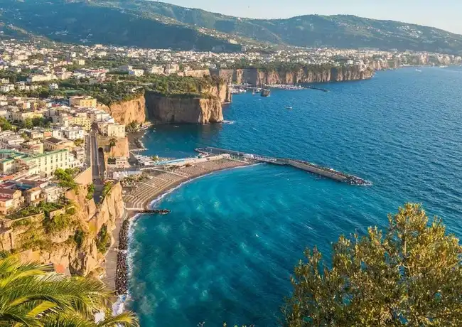 Positano, Sorrento und Amalfi: Bootsfahrt ab Neapel, Amalfi, Italien. Positano, Sorrento und Amalfi: Bootsfahrt ab Neapel, Amalfi, Italien.