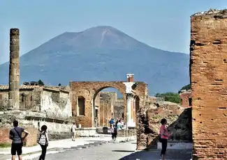 Sorrent: Zugtransfer von/nach Pompeji, Pompeji, Italien. Sorrent: Zugtransfer von/nach Pompeji, Pompeji, Italien.