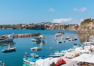 Insel Procida: Tagestour ab Neapel mit Mittagessen, Neapel, Italien. Insel Procida: Tagestour ab Neapel mit Mittagessen, Neapel, Italien.