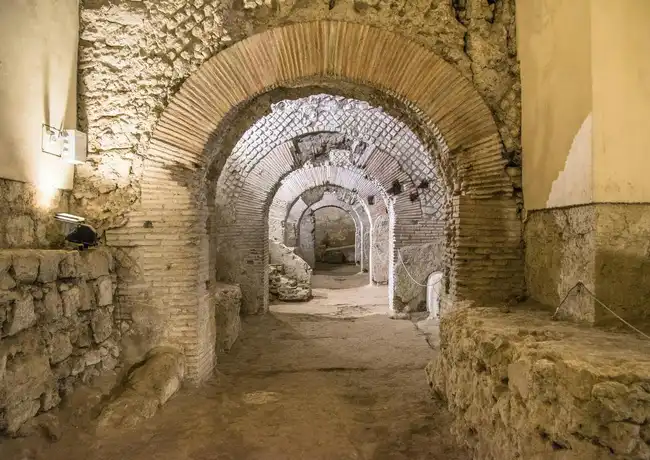 Komplex von San Lorenzo Maggiore & Archäologisches Gebiet: Eintritt + Audio Guide, Neapel, Italien. Komplex von San Lorenzo Maggiore & Archäologisches Gebiet: Eintritt + Audio Guide, Neapel, Italien.