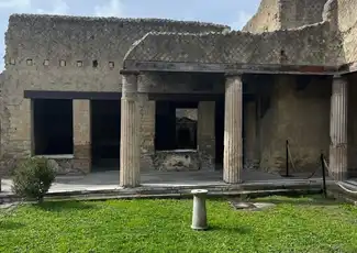Ercolano: Hin- und Rückfahrt nach/von Neapel mit dem Bus, Ercolano, Italien. Ercolano: Hin- und Rückfahrt nach/von Neapel mit dem Bus, Ercolano, Italien.