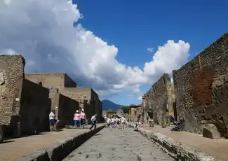 Amalfiküste, Sorrent und Pompeji: Eintrittskarte + Hin- und Rückfahrt von Neapel, Neapel, Italien. Amalfiküste, Sorrent und Pompeji: Eintrittskarte + Hin- und Rückfahrt von Neapel, Neapel, Italien.