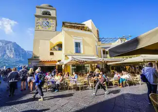 Capri und Anacapri: Bootstour + Hin- und Rückfahrt mit dem Tragflächenboot von Sorrento, Capri, Italien. Capri und Anacapri: Bootstour + Hin- und Rückfahrt mit dem Tragflächenboot von Sorrento, Capri, Italien.