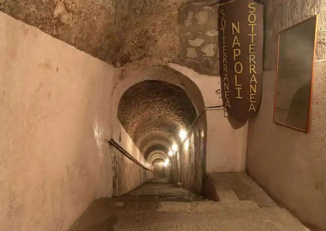 Napoli Sotterranea: In der Unterwelt Neapels: Eintritt ohne Anstehen + Führung, Neapel, Italien. Napoli Sotterranea: In der Unterwelt Neapels: Eintritt ohne Anstehen + Führung, Neapel, Italien.