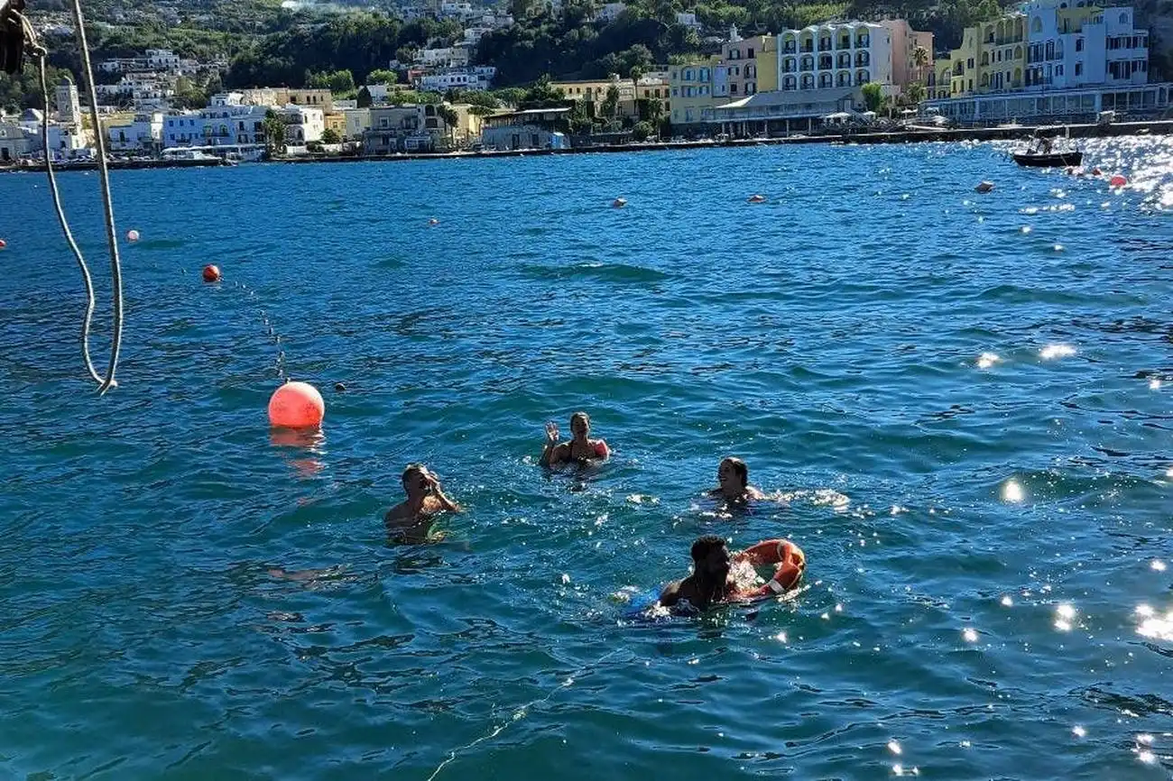 Ischia: Tägliche Bootsfahrt mit Mittagessen und Getränken, Neapel, Italien. Ischia: Tägliche Bootsfahrt mit Mittagessen und Getränken, Neapel, Italien.