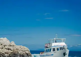 Capri Bootsausflug: Von Küste bis Küste, Capri, Italien. Capri Bootsausflug: Von Küste bis Küste, Capri, Italien.