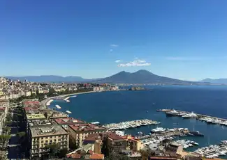Neapel: Transfer vom Flughafen Capodichino zum Stadtzentrum, Neapel, Italien. Neapel: Transfer vom Flughafen Capodichino zum Stadtzentrum, Neapel, Italien.