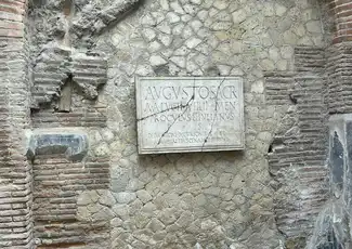 Ercolano: Hin- und Rückfahrt nach/von Neapel mit dem Bus, Ercolano, Italien. Ercolano: Hin- und Rückfahrt nach/von Neapel mit dem Bus, Ercolano, Italien.