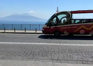 Tramvia Neapel: Hop-on Hop-off Stadtbus Tour, Neapel, Italien. Tramvia Neapel: Hop-on Hop-off Stadtbus Tour, Neapel, Italien.