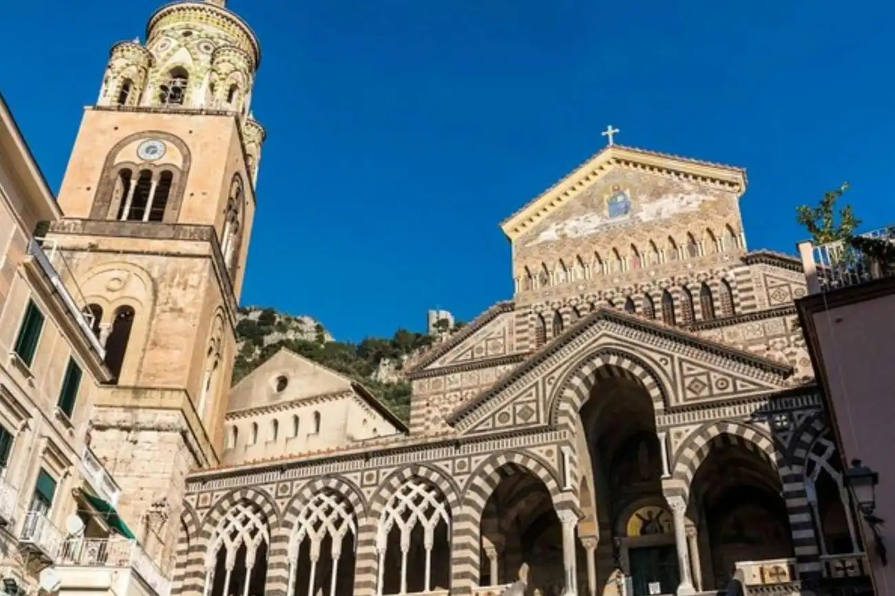 Amalfiküste und Sorrent: Hin- und Rückfahrt ab Neapel, Neapel, Italien. Amalfiküste und Sorrent: Hin- und Rückfahrt ab Neapel, Neapel, Italien.