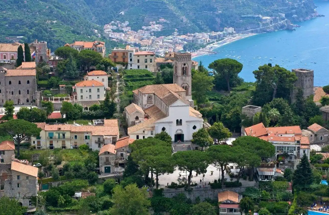 Sorrent und die Amalfiküste: Tagesausflug von Neapel aus, Neapel, Italien. Sorrent und die Amalfiküste: Tagesausflug von Neapel aus, Neapel, Italien.