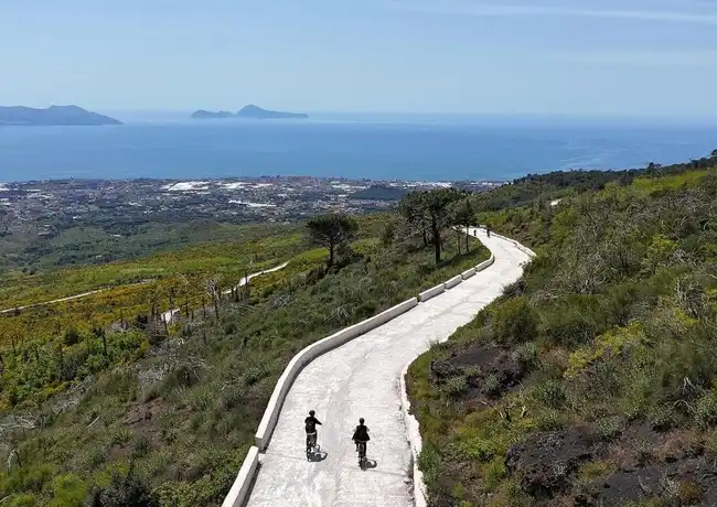 Der Vesuv: Skip The Line Ticket + Bike Tour + Hin- und Rückfahrt mit dem Zug ab Neapel, Neapel, Italien. Der Vesuv: Skip The Line Ticket + Bike Tour + Hin- und Rückfahrt mit dem Zug ab Neapel, Neapel, Italien.