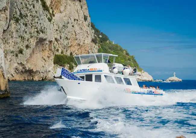 Capri Bootsausflug: Von Küste bis Küste, Capri, Italien. Capri Bootsausflug: Von Küste bis Küste, Capri, Italien.