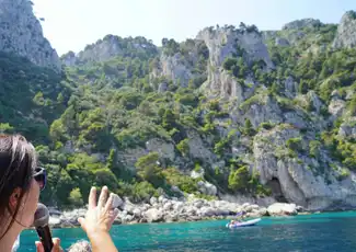 Capri und Anacapri: Bootstour + Hin- und Rückfahrt mit dem Tragflächenboot von Sorrento, Capri, Italien. Capri und Anacapri: Bootstour + Hin- und Rückfahrt mit dem Tragflächenboot von Sorrento, Capri, Italien.