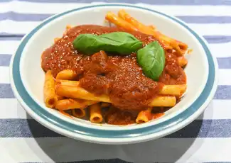 Neapel: Essenserlebnis im Haus eines Einheimischen, Neapel, Italien. Neapel: Essenserlebnis im Haus eines Einheimischen, Neapel, Italien.