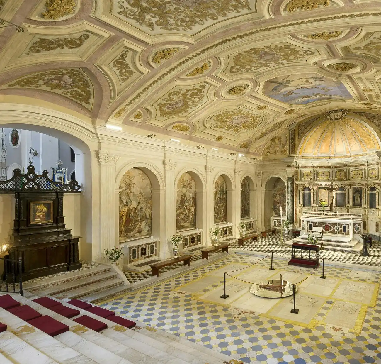 Katakomben von San Gaudioso: Führung, Neapel, Italien. Katakomben von San Gaudioso: Führung, Neapel, Italien.