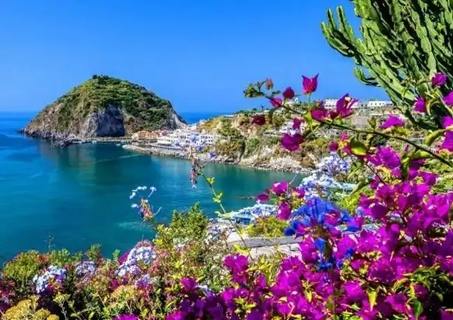 Insel Ischia: Tagestour ab Neapel mit Mittagessen, Neapel, Italien. Insel Ischia: Tagestour ab Neapel mit Mittagessen, Neapel, Italien.