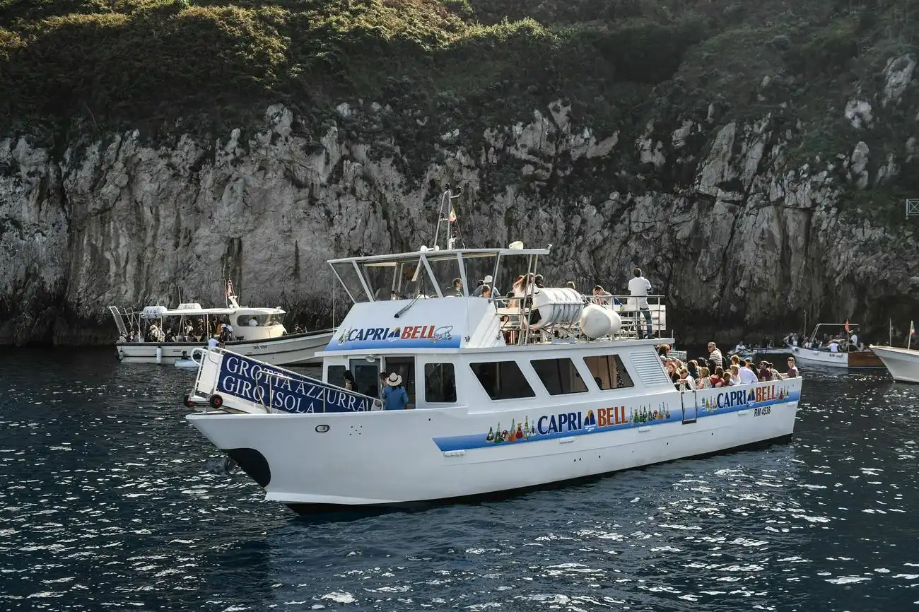 Capri: Insel Boot Tour + Rundfahrt von Sorrento, Capri, Italien. Capri: Insel Boot Tour + Rundfahrt von Sorrento, Capri, Italien.