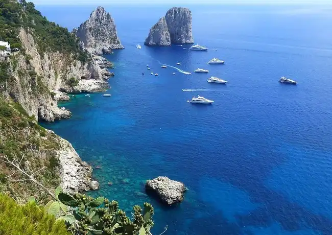 Capri: Bootstour & Badestopp + Hin- und Rückfahrt von Neapel, Neapel, Italien. Capri: Bootstour & Badestopp + Hin- und Rückfahrt von Neapel, Neapel, Italien.