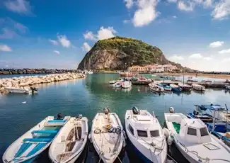 Insel Ischia: Tagestour ab Neapel mit Mittagessen, Neapel, Italien. Insel Ischia: Tagestour ab Neapel mit Mittagessen, Neapel, Italien.