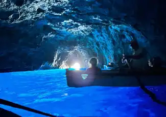 Insel Capri & Blaue Grotte: Geführte Tour in kleiner Gruppe + Hin- und Rückfahrt ab Neapel, Neapel, Italien. Insel Capri & Blaue Grotte: Geführte Tour in kleiner Gruppe + Hin- und Rückfahrt ab Neapel, Neapel, Italien.