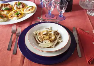 Neapel: Essenserlebnis im Haus eines Einheimischen, Neapel, Italien. Neapel: Essenserlebnis im Haus eines Einheimischen, Neapel, Italien.