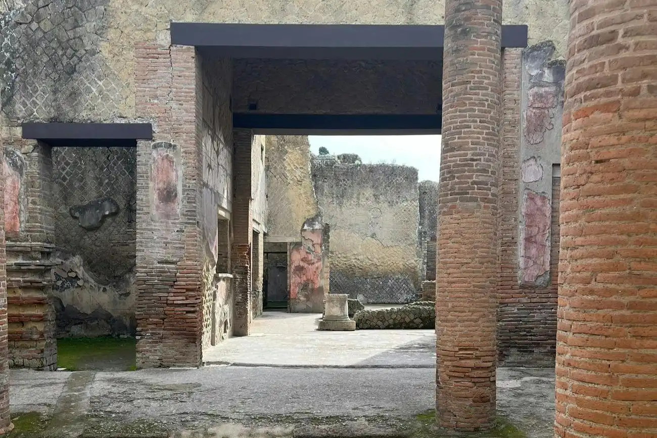 Ercolano: Hin- und Rückfahrt nach/von Neapel mit dem Bus, Ercolano, Italien. Ercolano: Hin- und Rückfahrt nach/von Neapel mit dem Bus, Ercolano, Italien.