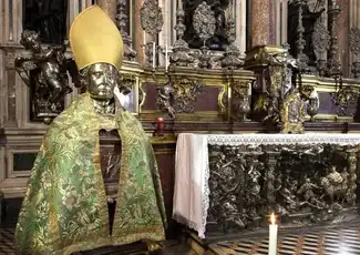 Führung durch die Kapelle und Museum des Schatzes von San Gennaro, Neapel, Italien. Führung durch die Kapelle und Museum des Schatzes von San Gennaro, Neapel, Italien.