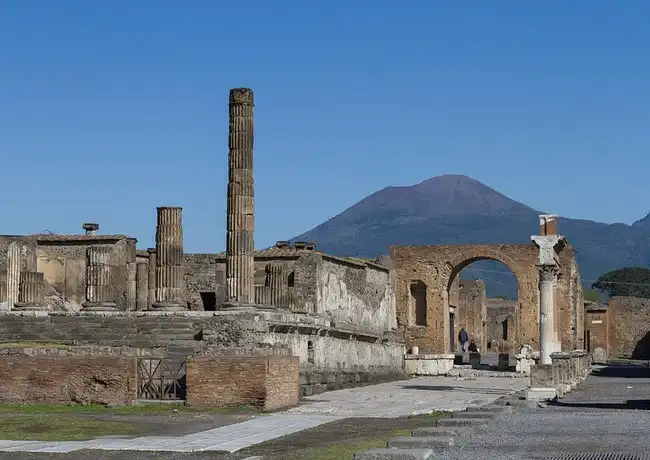 Pompeji und Vesuv: Tagesausflug von Neapel mit Mittagessen, Neapel, Italien. Pompeji und Vesuv: Tagesausflug von Neapel mit Mittagessen, Neapel, Italien.