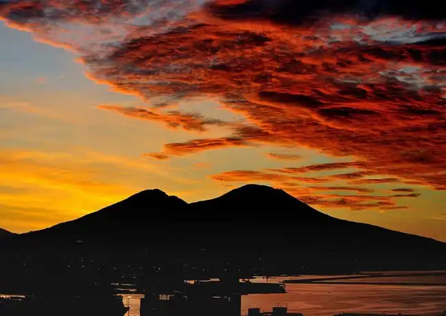 Vesuv: Eintrittskarte für den Sonnenuntergang + Hin- und Rückfahrt von Pompei, Pompeji, Italien. Vesuv: Eintrittskarte für den Sonnenuntergang + Hin- und Rückfahrt von Pompei, Pompeji, Italien.
