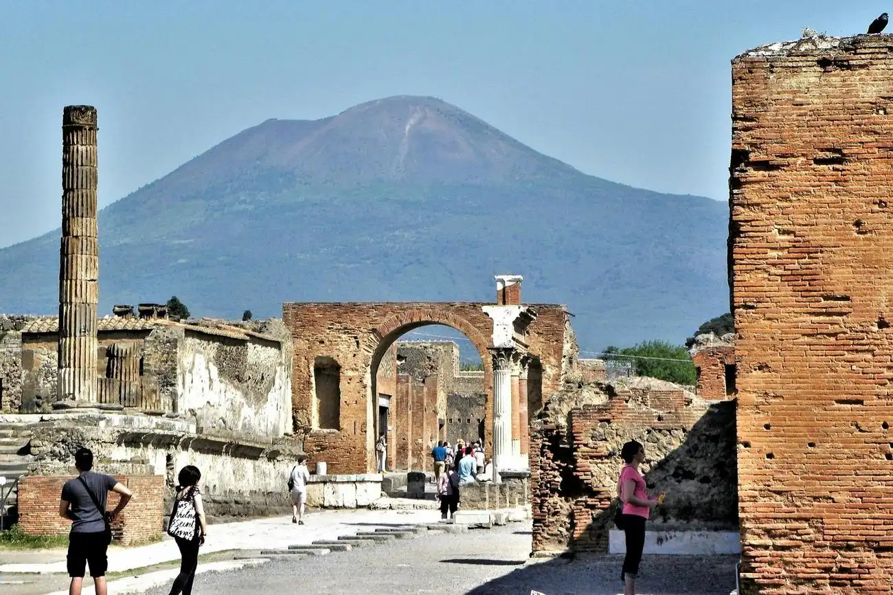 Neapel: Zugtransfer von/nach Pompeji und Porta Nolana, Pompeji, Italien. Neapel: Zugtransfer von/nach Pompeji und Porta Nolana, Pompeji, Italien.