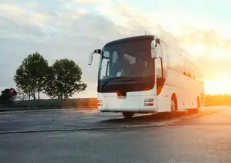 Shuttle vom Flughafen Neapel nach Sorrent und auf die sorrentinische Halbinsel, Neapel, Italien. Shuttle vom Flughafen Neapel nach Sorrent und auf die sorrentinische Halbinsel, Neapel, Italien.