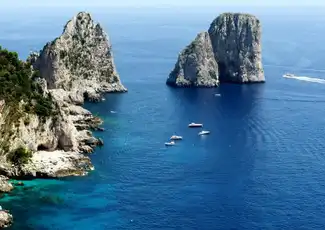 Capri Bootsausflug: Von Küste bis Küste, Capri, Italien. Capri Bootsausflug: Von Küste bis Küste, Capri, Italien.