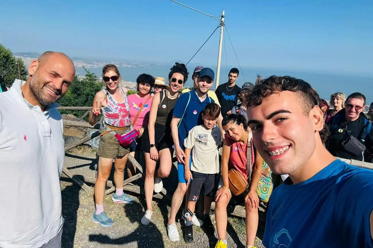 Vesuv: Rountrip Transport von Pompeji + Skip The Line Eintritt, Pompeji, Italien. Vesuv: Rountrip Transport von Pompeji + Skip The Line Eintritt, Pompeji, Italien.