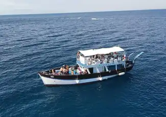 Ischia: Tägliche Bootsfahrt mit Mittagessen und Getränken, Neapel, Italien. Ischia: Tägliche Bootsfahrt mit Mittagessen und Getränken, Neapel, Italien.