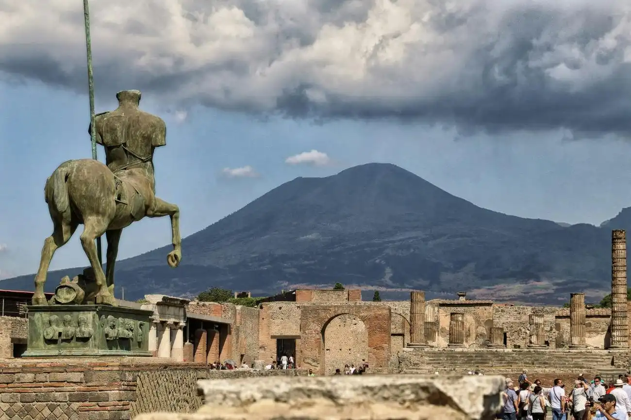 Amalfiküste, Sorrent und Pompeji: Eintrittskarte + Hin- und Rückfahrt von Neapel, Neapel, Italien. Amalfiküste, Sorrent und Pompeji: Eintrittskarte + Hin- und Rückfahrt von Neapel, Neapel, Italien.