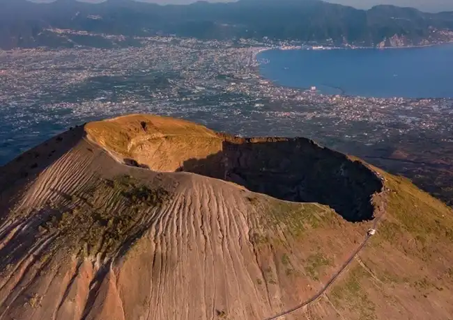 Der Vesuv: Eintritt + Hin- und Rückfahrt von Ercolano mit Vesuvio Express, Ercolano, Italien. Der Vesuv: Eintritt + Hin- und Rückfahrt von Ercolano mit Vesuvio Express, Ercolano, Italien.