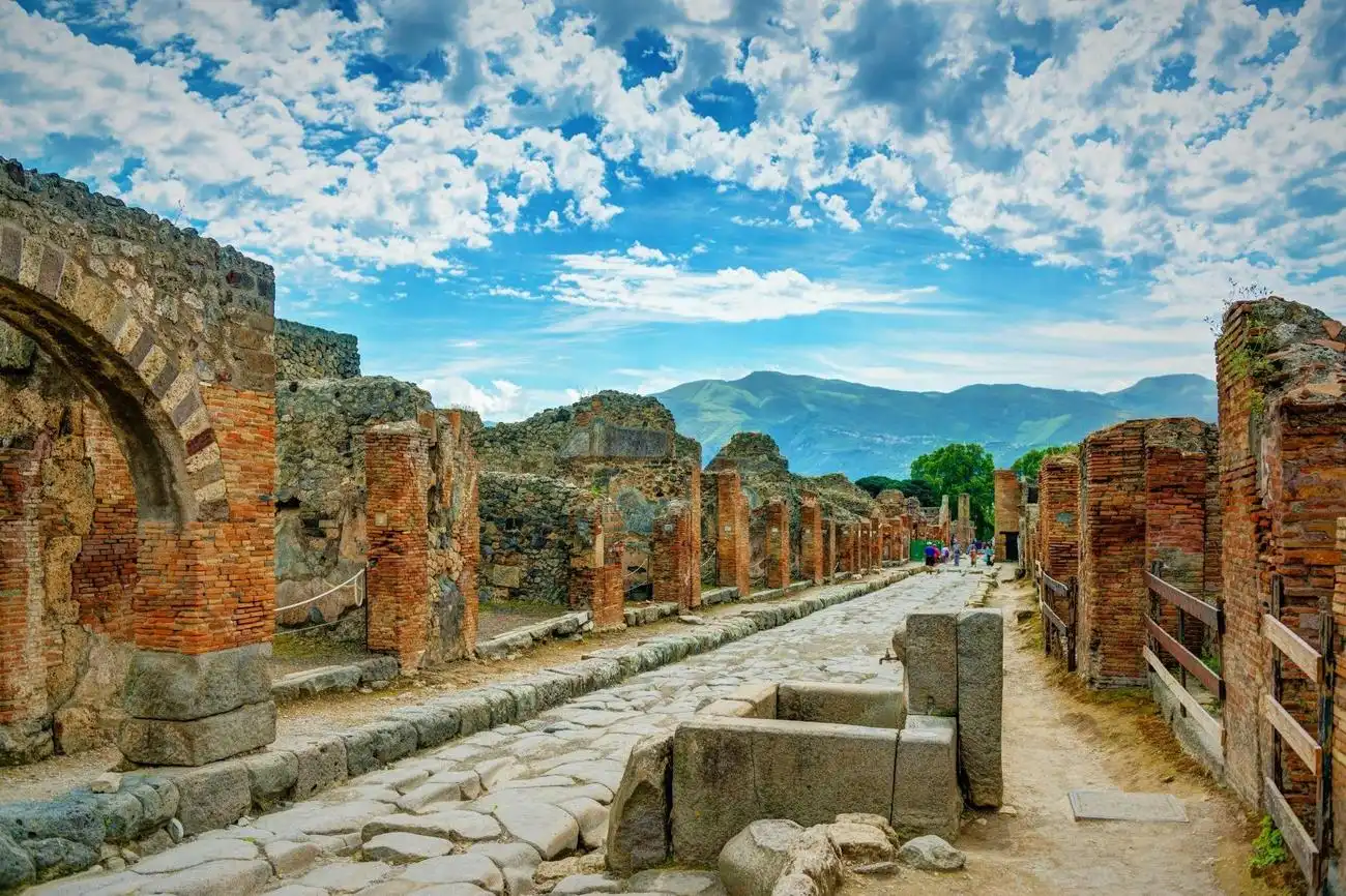 Amalfiküste, Sorrent und Pompeji: Eintrittskarte + Hin- und Rückfahrt von Neapel, Neapel, Italien. Amalfiküste, Sorrent und Pompeji: Eintrittskarte + Hin- und Rückfahrt von Neapel, Neapel, Italien.