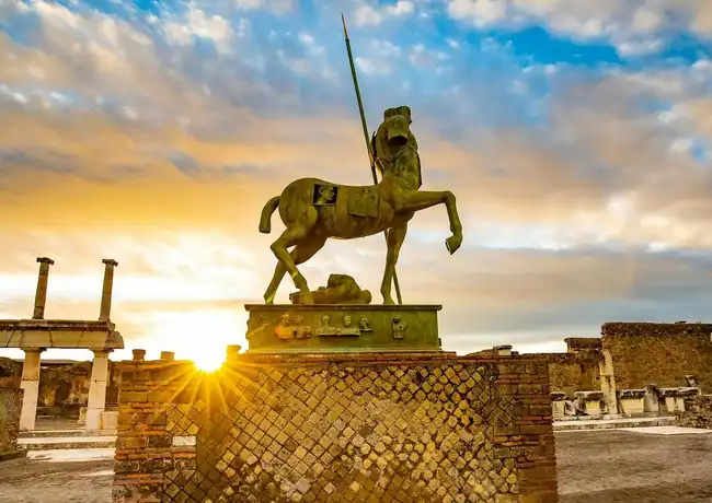 Pompeji, Amalfiküste und Sorrent: Tagesausflug von Rom aus, Rom, Italien. Pompeji, Amalfiküste und Sorrent: Tagesausflug von Rom aus, Rom, Italien.