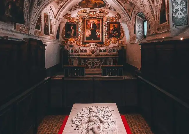 Cappella dei Bianchi: Führung durch 'Il Figlio Velato' von Jago, Neapel, Italien. Cappella dei Bianchi: Führung durch 'Il Figlio Velato' von Jago, Neapel, Italien.