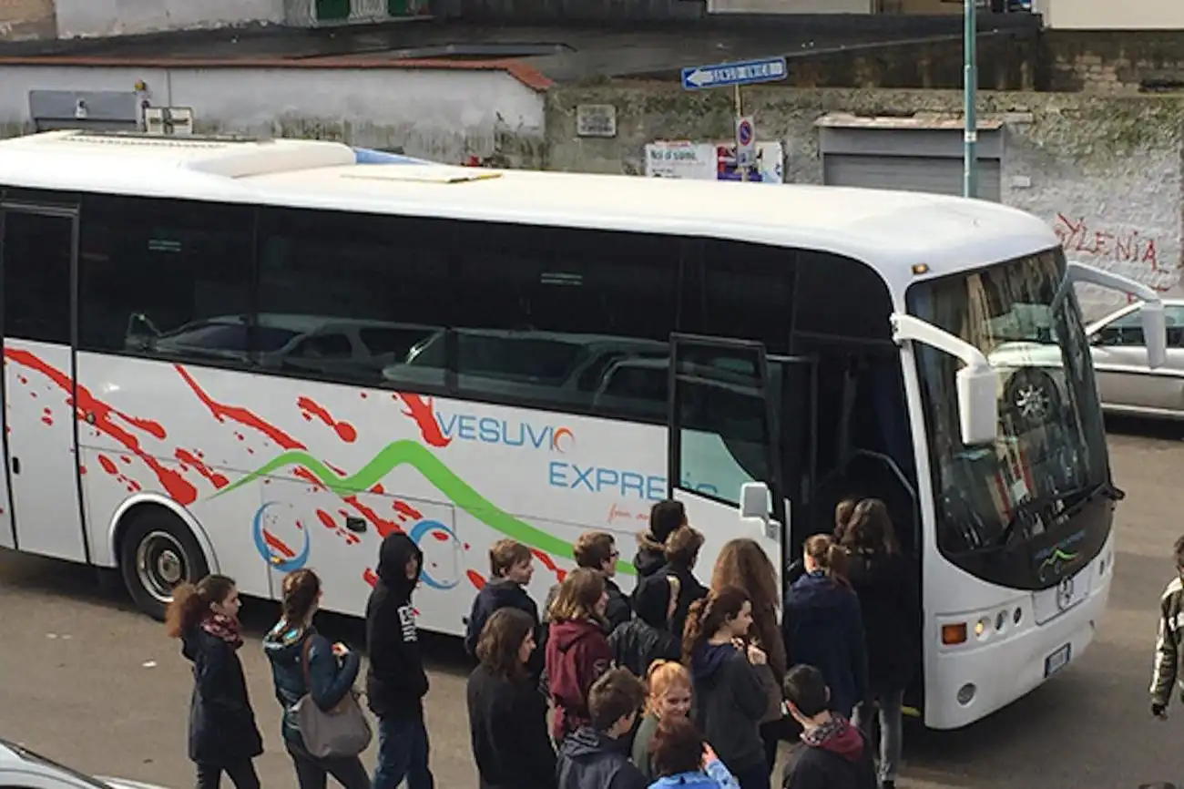 Der Vesuv: Eintritt + Hin- und Rückfahrt von Ercolano mit Vesuvio Express, Ercolano, Italien. Der Vesuv: Eintritt + Hin- und Rückfahrt von Ercolano mit Vesuvio Express, Ercolano, Italien.