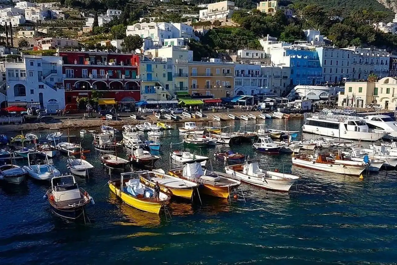 Capri und Sorrent: Tagesausflug von Neapel, Neapel, Italien. Capri und Sorrent: Tagesausflug von Neapel, Neapel, Italien.