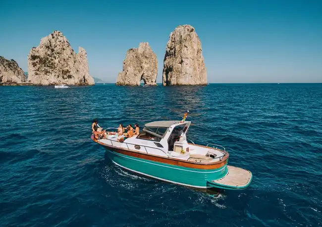 Capri: Bootsausflug ab Neapel, Neapel, Italien. Capri: Bootsausflug ab Neapel, Neapel, Italien.