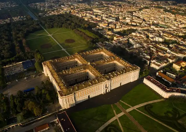 Königlicher Palast von Caserta: Geführte Tour + Hin- und Rückfahrt von Neapel, Caserta, Italien. Königlicher Palast von Caserta: Geführte Tour + Hin- und Rückfahrt von Neapel, Caserta, Italien.