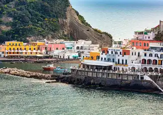 Ischia: Sant'Angelo und Maronti aus Neapel, Neapel, Italien. Ischia: Sant'Angelo und Maronti aus Neapel, Neapel, Italien.