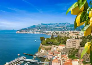 Amalfiküste und Sorrent: Hin- und Rückfahrt ab Neapel, Neapel, Italien. Amalfiküste und Sorrent: Hin- und Rückfahrt ab Neapel, Neapel, Italien.