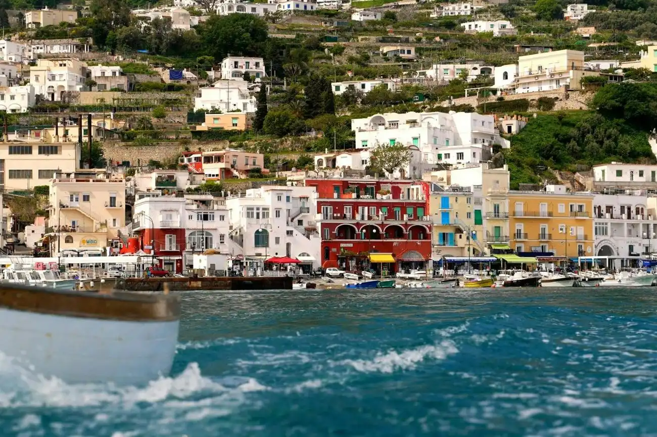 Capri: Bootstour & Badestopp + Hin- und Rückfahrt von Neapel, Neapel, Italien. Capri: Bootstour & Badestopp + Hin- und Rückfahrt von Neapel, Neapel, Italien.